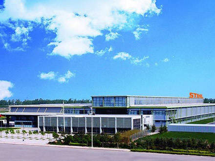 : ChinaDe STIHL fabriek in Qingdao (China) werd in 2013 uitgebreid met drie zeer moderne secties. In deze goed geïsoleerde nieuwe delen, waarin productieafdelingen, kantoren en de kantine te vinden zijn, wordt voor verwarming en airconditioning voornamelijk water gebruikt dat met aardwarmte is verwarmd dan wel gekoeld. Een centraal en integraal onderdeel van het gebouwenbeheersysteem is het terugwinnen van warmte uit de afvoerlucht van de fabriekshal, kantoorruimtes en testcabines, compressoren en nog te plaatsen installaties. Dit systeem verwarmt zelfs het proceswater dat in de fabriek wordt gebruikt. Het materiaaltransport tussen verschillende gebouwen verloopt via transportbanden, waarmee grote deuren tussen verwarmde en onverwarmde zones overbodig zijn. Tenslotte worden in de hele fabriek vrijwel uitsluitend ledlampen gebruikt. Met het in 2019 geïnstalleerde circulair waterzuiveringssysteem verbruikt STIHL Qingdao ook 90 procent minder zoet water.